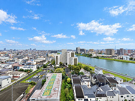 窓を開けると広がる青空。心をリフレッシュして日々を過ごしていきましょう。