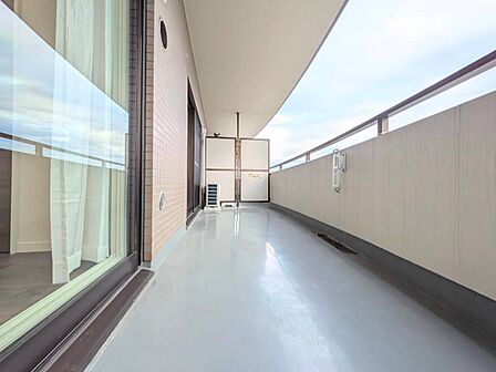 暮らしの中で、光と風を演出してくれるバルコニー。