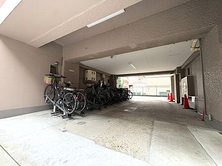 きちんと整備された駐輪場。住む方の心遣いが感じられます。