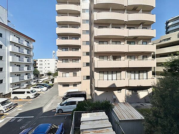 窓を開けると広がる青空。心をリフレッシュして日々を過ごしていきましょう。