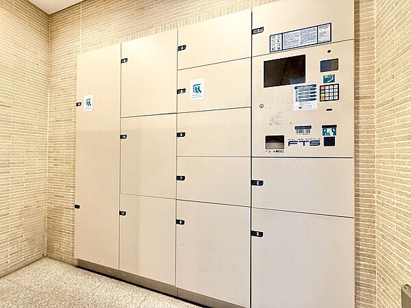 共用部分の宅配ボックスです。留守中の荷物受け取りもできるので、安心して外出ができますね。