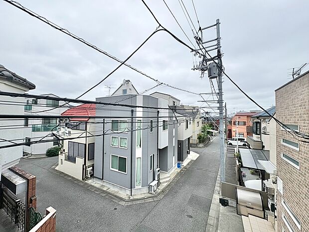 窓を開けると広がる青空。心をリフレッシュして日々を過ごしていきましょう。