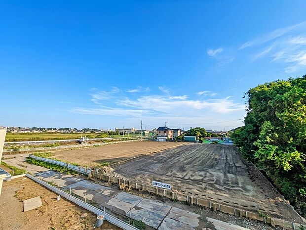 窓を開けると広がる青空。心をリフレッシュして日々を過ごしていきましょう。