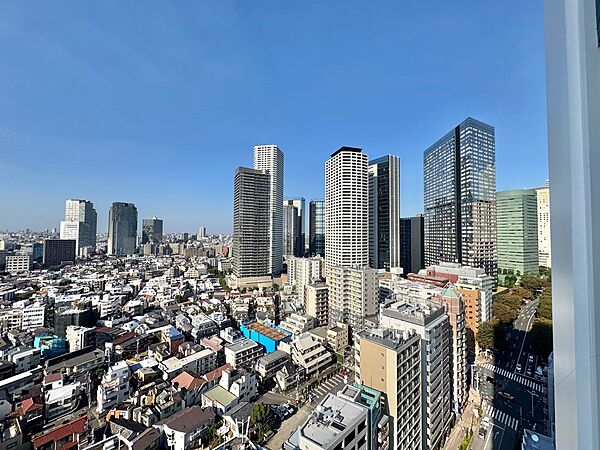窓を開けると広がる青空。心をリフレッシュして日々を過ごしていきましょう。