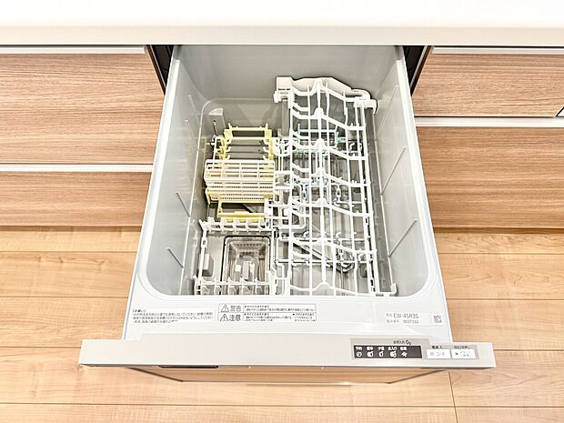 食器洗いの負担を軽減。手荒れを抑えて、節水効果も見込めます。省スペースのビルトインタイプです。