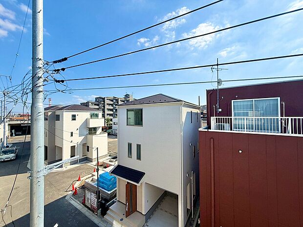 窓を開けると広がる青空。心をリフレッシュして日々を過ごしていきましょう。
