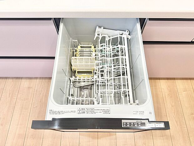 食器洗いの負担を軽減。手荒れを抑えて、節水効果も見込めます。省スペースのビルトインタイプです。