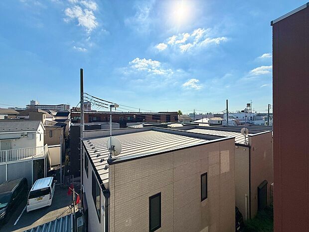 窓を開けると広がる青空。心をリフレッシュして日々を過ごしていきましょう。
