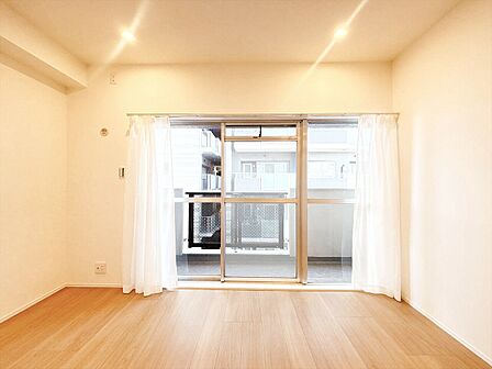 忙しく過ぎゆく日常を置き去るほど、ゆったりした時間が流れるリビング。