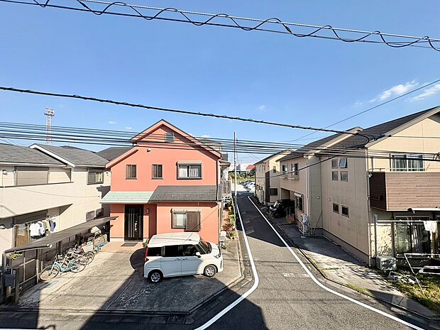 窓を開けると広がる青空。心をリフレッシュして日々を過ごしていきましょう。