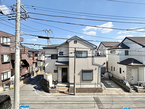 窓を開けると広がる青空。心をリフレッシュして日々を過ごしていきましょう。