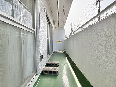 暮らしの中で、光と風を演出してくれるバルコニー。