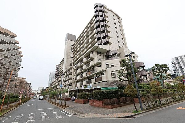 ぜひ現地を訪問してみてください。広々とした街路で、空もゆったりとした広がりのある空間だとわかります（2026年3月撮影）。