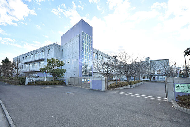 西浜小学校まで約705m