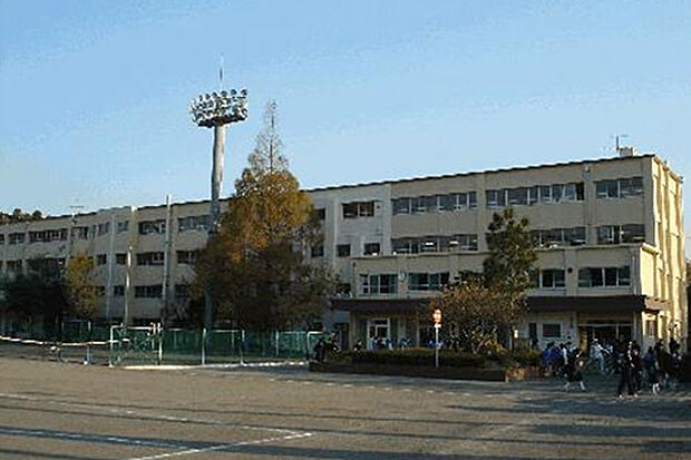 北陽中学校まで約1058m