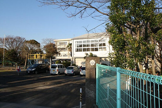 小出小学校まで約831m