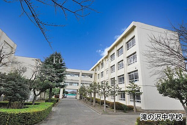 滝の沢中学校まで約760m