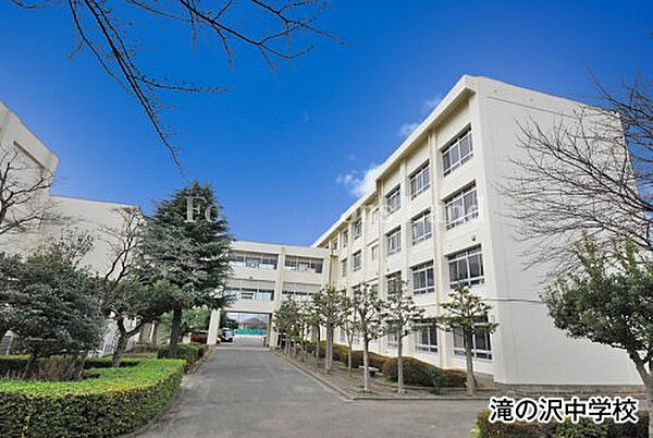 滝の沢中学校まで約425m