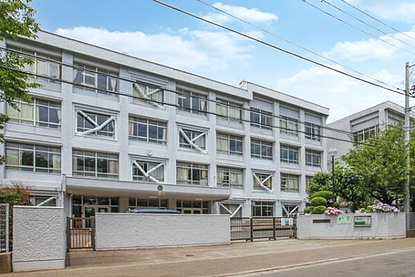 秋葉台中学校まで約978m