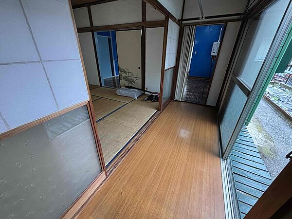 縁側で日向ぼっこもいいですね♪