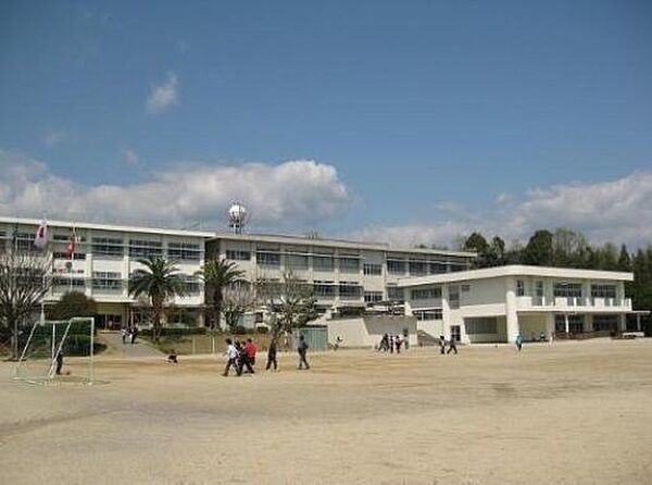 平尾小学校 850m