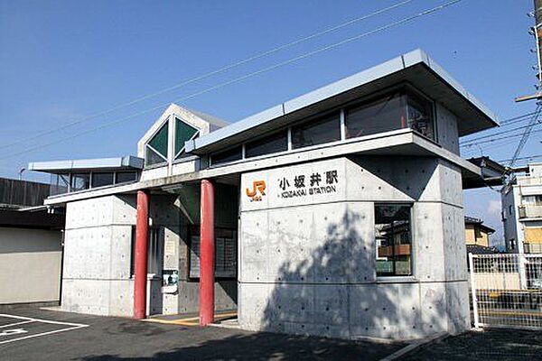 小坂井駅 590m