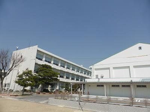 小坂井東小学校 120m