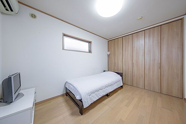 ■洋室■居室にはクローゼットを完備し、自由度の高い家具の配置が叶うシンプルな空間です。