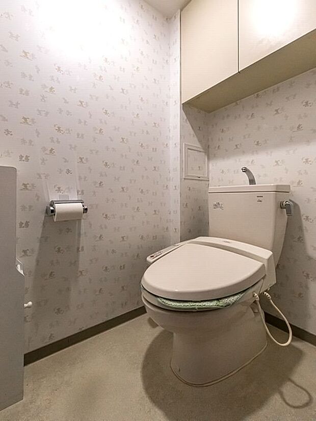 白を基調とした清潔感溢れるトイレ。
