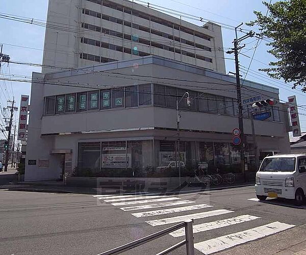 画像27:京都銀行 西京極支店まで781m 葛野大路花屋町すぐそこ。阪急西京極駅目の前です