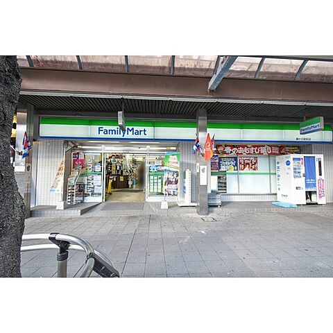 コンビニ「ファミリーマート藤が丘駅前店まで71ｍ」