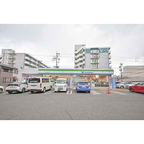 コンビニ「ファミリーマート黒川本通五丁目店まで508ｍ」