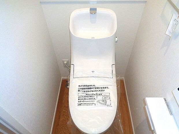 １階トイレ温水洗浄便座付きです♪同社施工例仕様です。