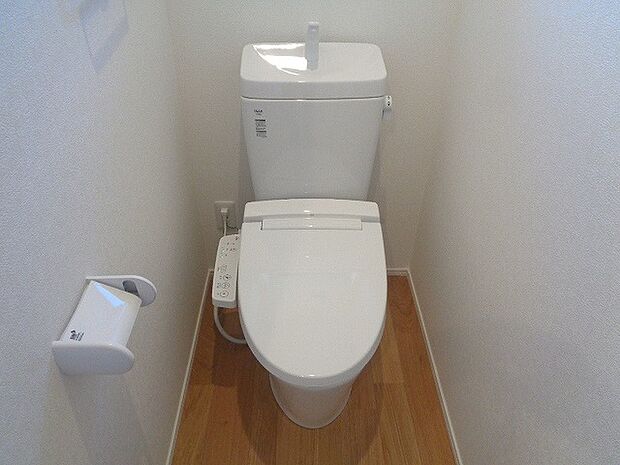 ２階トイレも温水洗浄便座付きです♪同社施工例仕様です。
