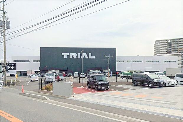 スーパーセンタートライアル福岡空港店。850ｍ。徒歩11分。