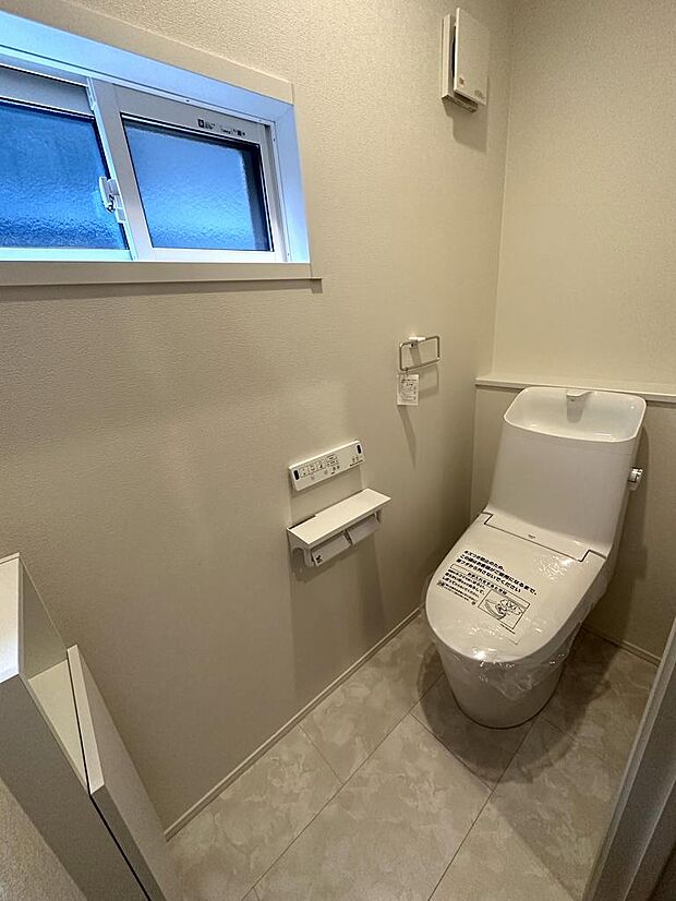 同施工会社の写真です。トイレは1階と2階にございます。快適な温水洗浄便座。