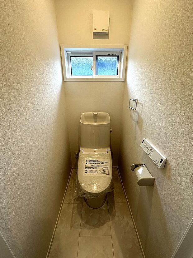 同施工会社の写真です。２階トイレも温水洗浄便座付きです♪