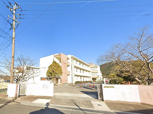 飯塚市立庄内小学校。500ｍ。徒歩7分。
