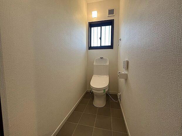 トイレは1階と2階にあります。快適な温水洗浄便座！