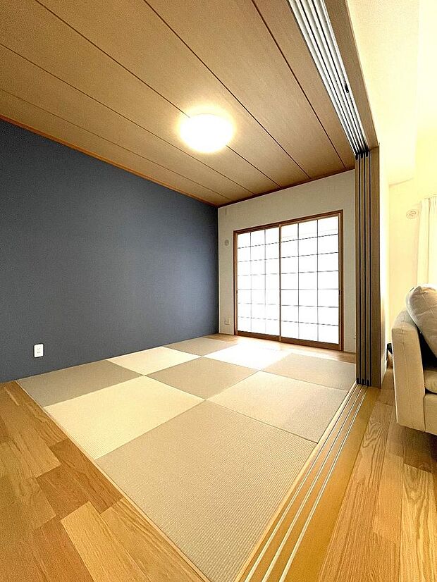 ネイビーのアクセントクロスと琉球畳がモダンなデザインの和室は6帖です♪
