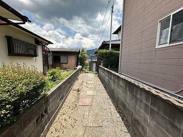 南西側からの入り口。