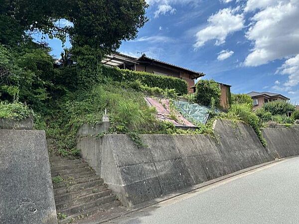 北東側接道17.3ｍ高低差あり。