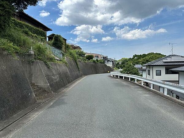 東側前面道路：幅員約5.7ｍ。