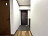 玄関：扉を閉めてしまえば玄関もすっきりとした印象に！