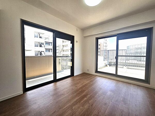 「6.1帖洋室」2面に掃き出し窓がある明るいお部屋！室内干しスペースとしてもオススメ♪