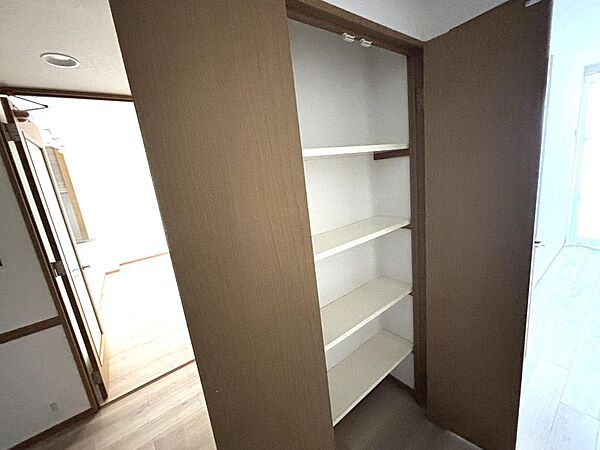 廊下にも収納付き！