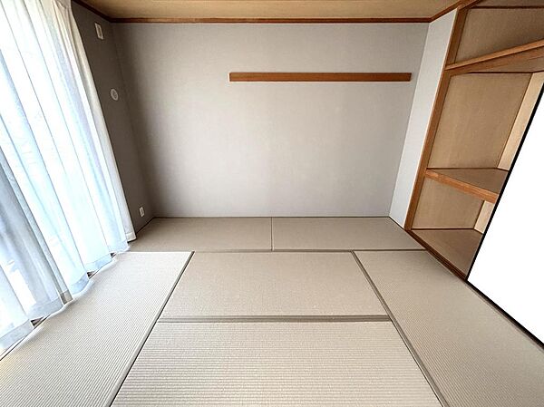 6帖和室！バルコニーに面していて明るいです。