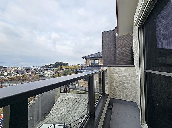 バルコニーは南向きで日当たり良好です。