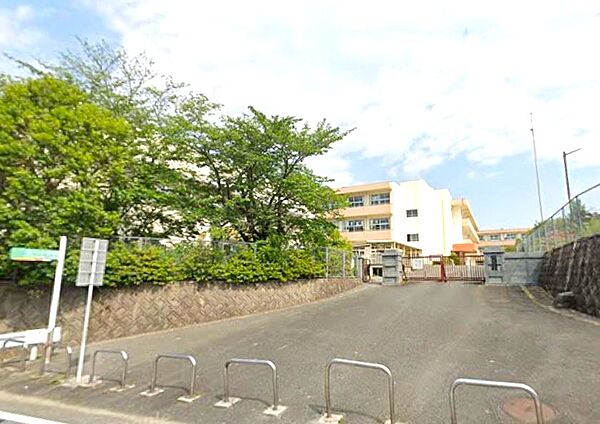 桂川町立桂川小学校まで1,067m