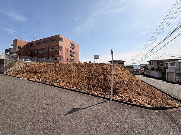 道路幅の広い角地で陽当たり良好+開放感有り！